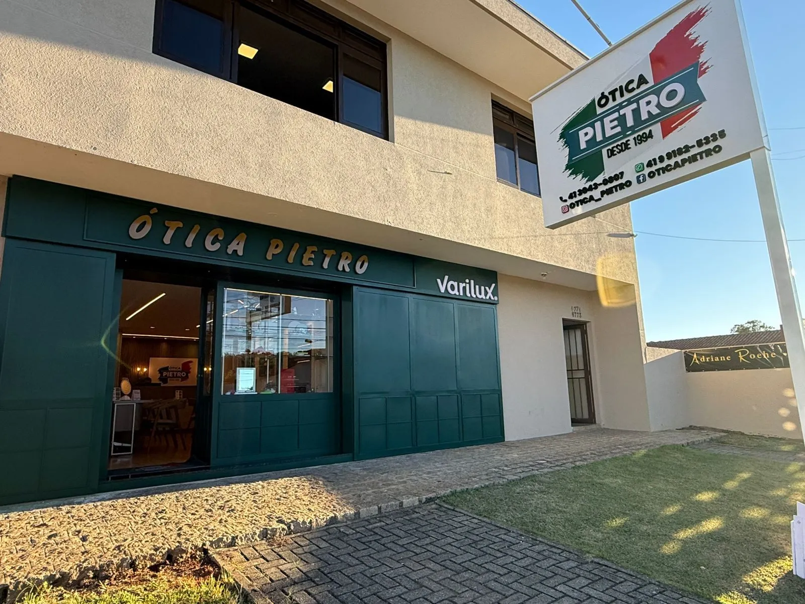 Fachada da filial da Ótica Pietro na Avenida Manoel Ribas, em Santa Felicidade, Curitiba