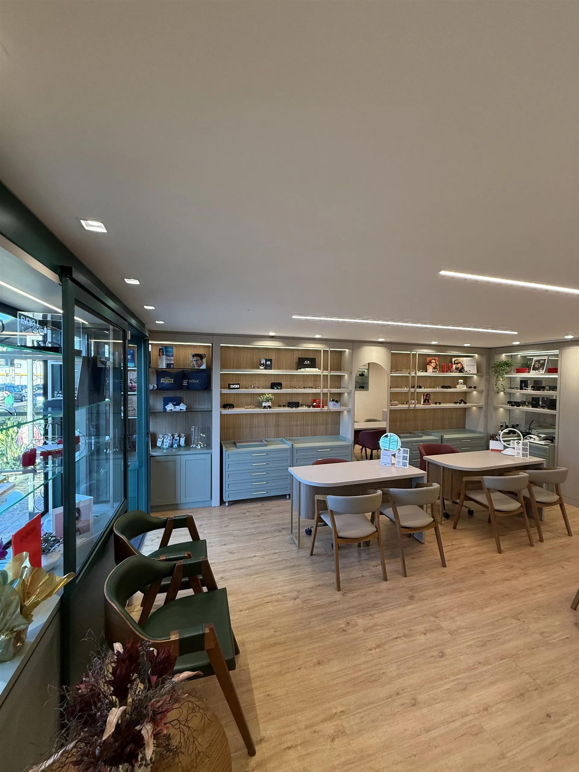 Interior da Ótica Pietro: balcão de atendimento e vitrines de armações